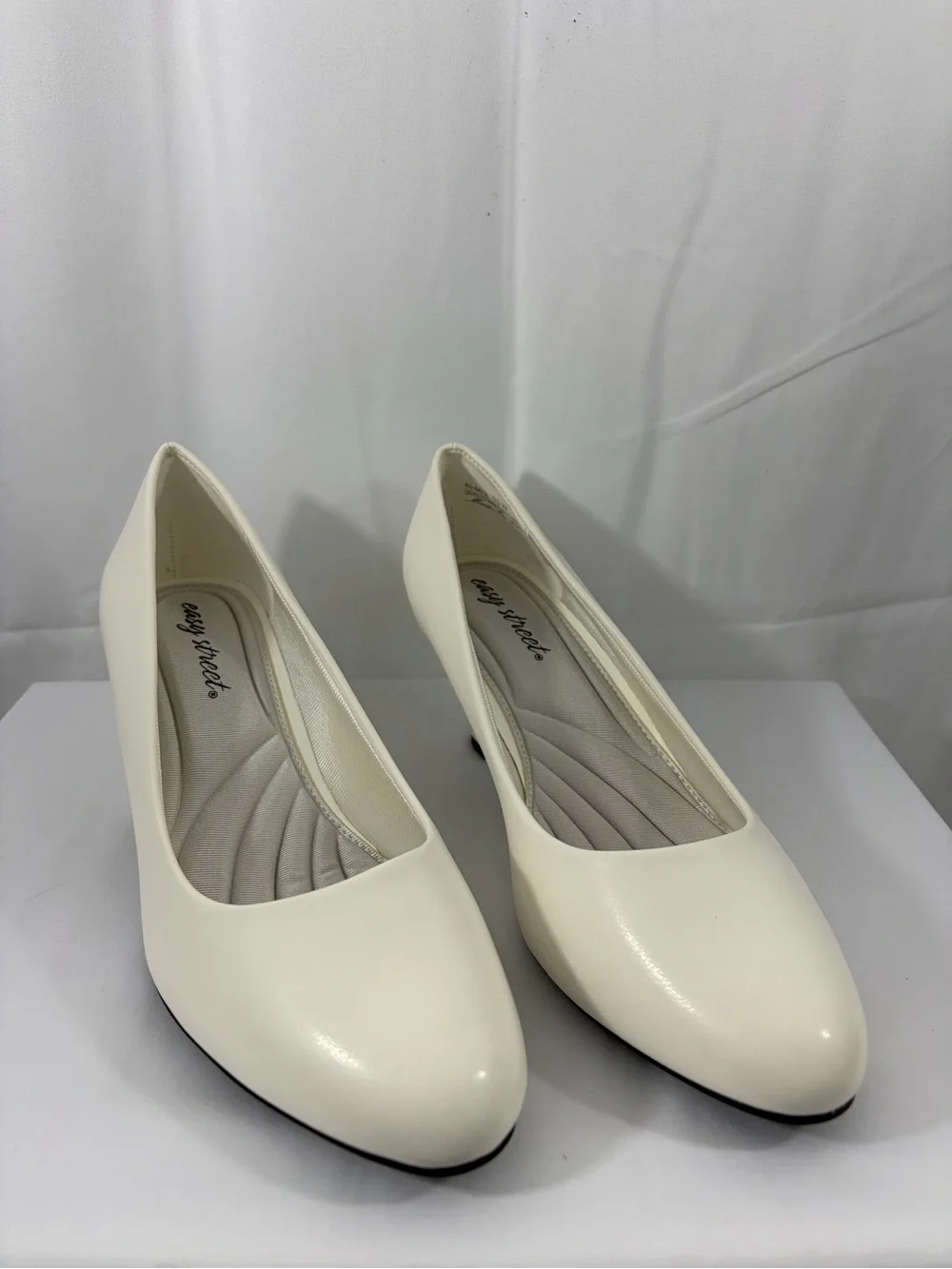 NWT easy street Women's Size 9.5W White Low Heel Pumps